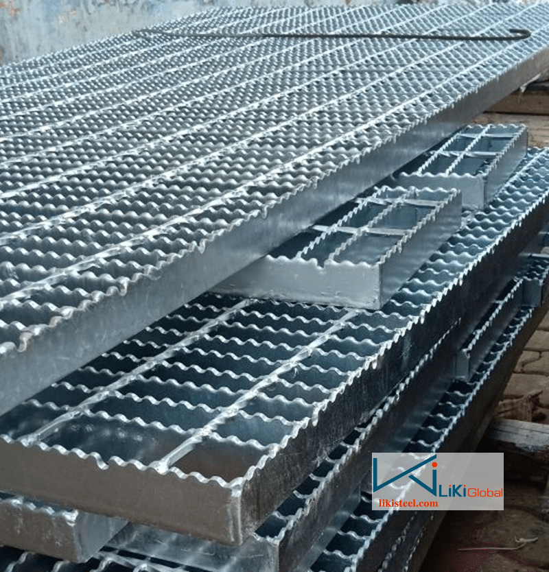 Tấm grating mạ kẽm được phủ thêm một lớp mạ kẽm bên ngoài, giúp tăng độ bền và thẩm mỹ cho sản phẩm